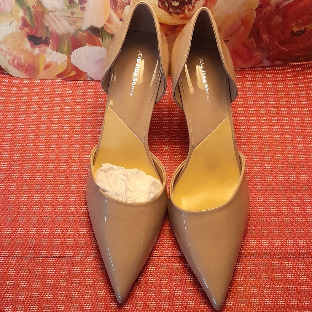 Pointed Glosssy Heel in Taupe - Women's Shoes